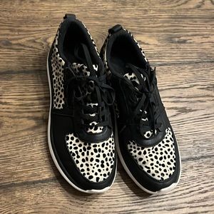 Vionic size 9 black and white shoes